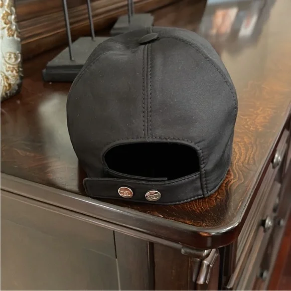 CHANEL Black Hat with Logo - Picture 5 of 9